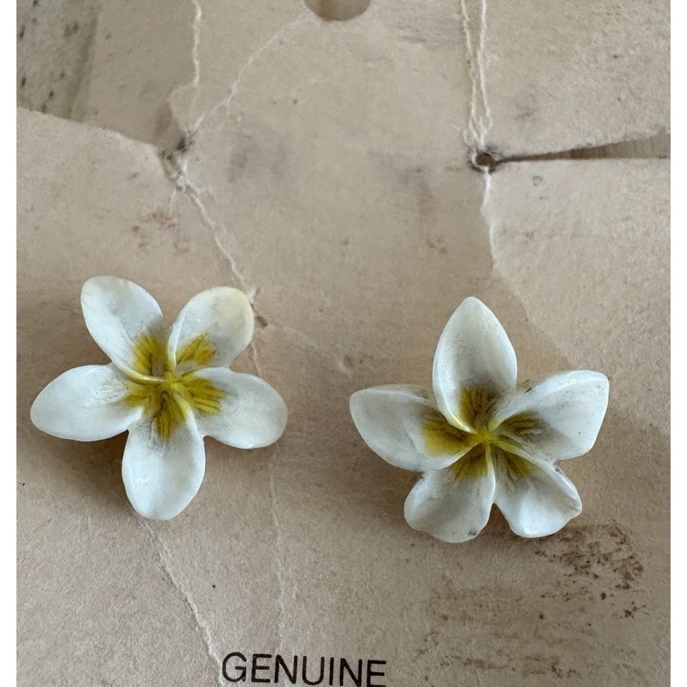 Vintage Hibiscus Earrings Cream & Yellow 1980s Tropical Bone Flower Pierced Nos